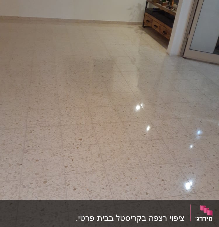 רצפה נקייה ומבריקה עם השתקפות אור